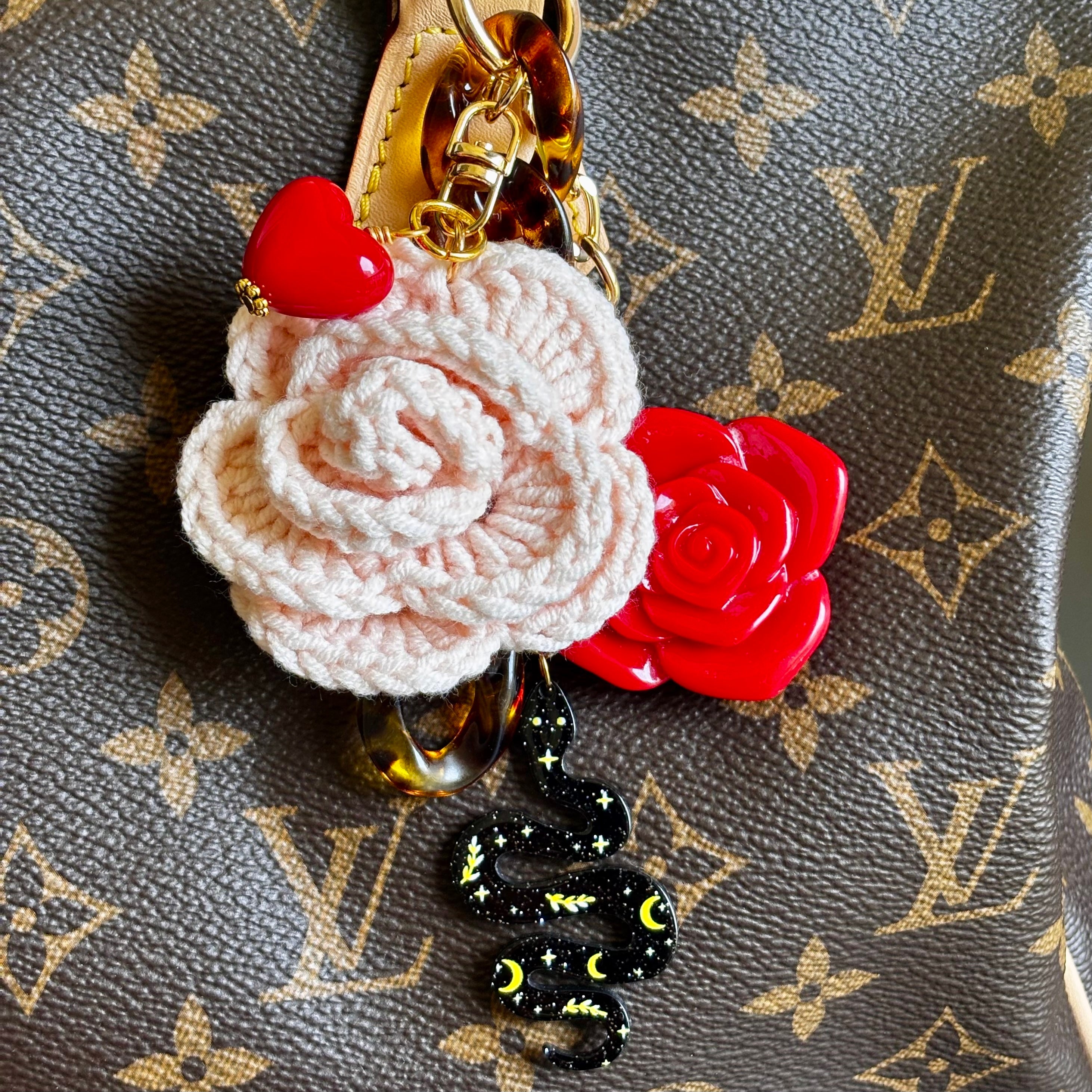 alt="Bijou de sac talisman cœur sacré – Madame Mauvaise Graine"  alt="Accessoire symbolique pour sac – Grigri fait main"  alt="Bijou de sac femme rebelle – Talisman personnalisé avec intention"