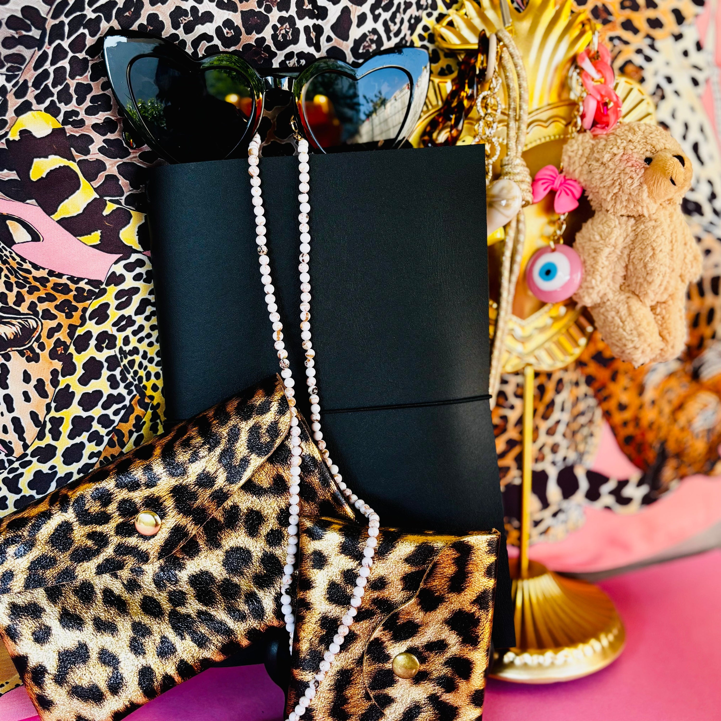 alt="Bijou de sac cœur talisman – Grigri fait main"  alt="Carnet magique Madame Mauvaise Graine – Accessoire symbolique"  alt="Bag-charm personnalisé – Accessoire intention à accrocher"  alt="Chaîne de lunettes Billie – Accessoire stylé & spirituel"