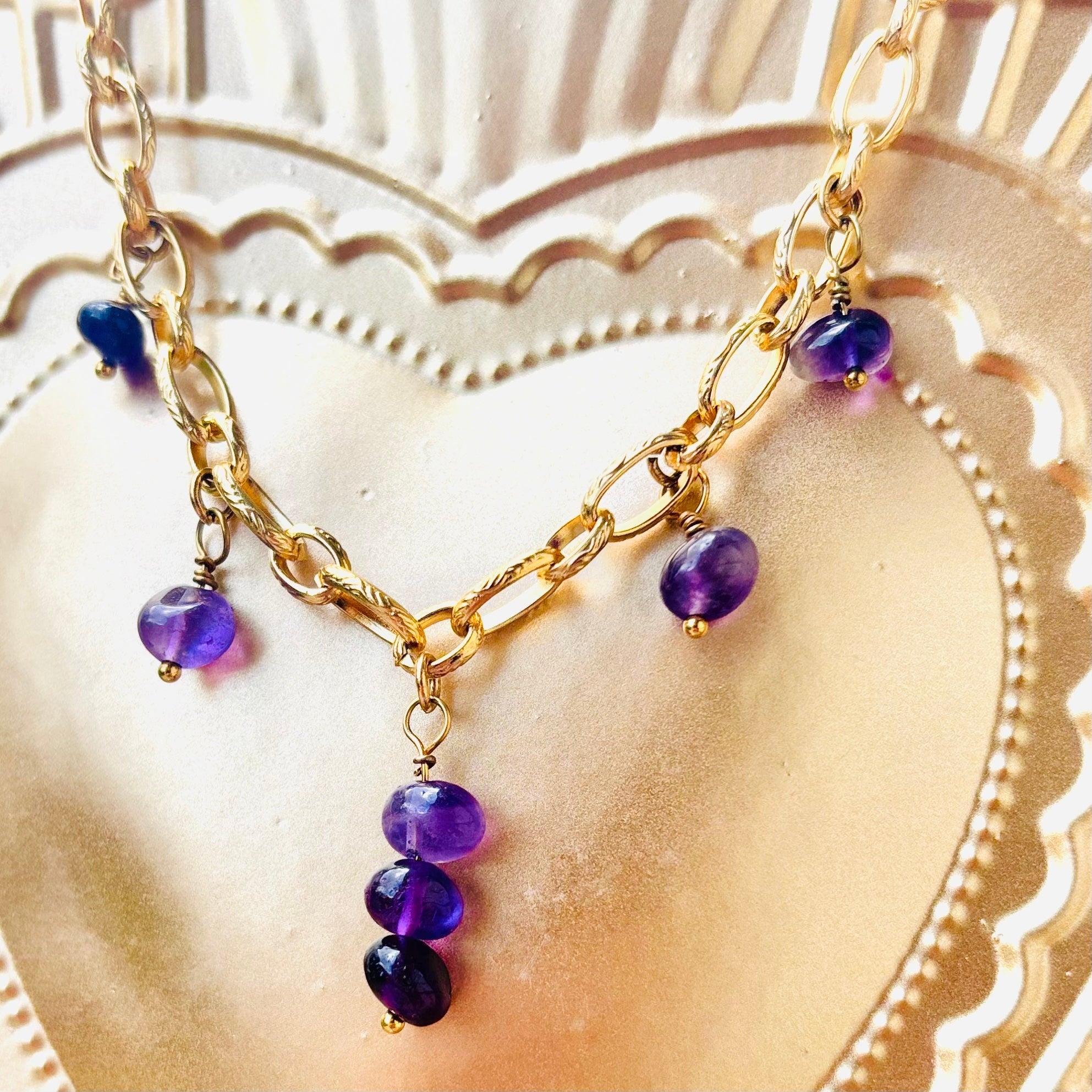 alt="Bijoux talismans femme – Collier et bracelet faits main"  alt="Création Madame Mauvaise Graine – Bijou symbolique personnalisé"  alt="Bijoux fait main en France – Collier avec charms et pierre naturelle"