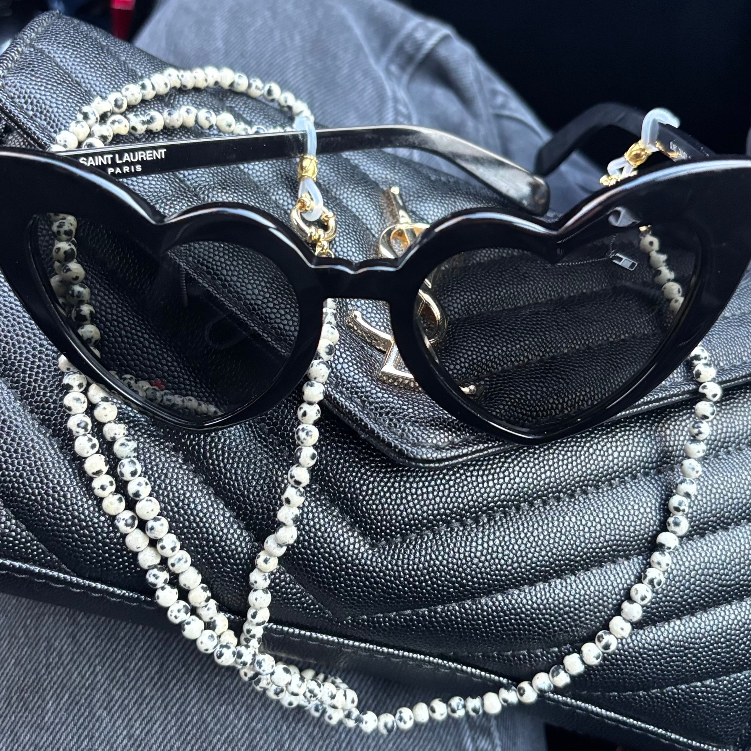 alt="Chaîne de lunettes Billie – Bijou pratique et stylé"  alt="Accessoire lunette femme – Chaîne dorée avec perles"  alt="Bijou chaîne de lunettes fait main – Création Madame Mauvaise Graine"