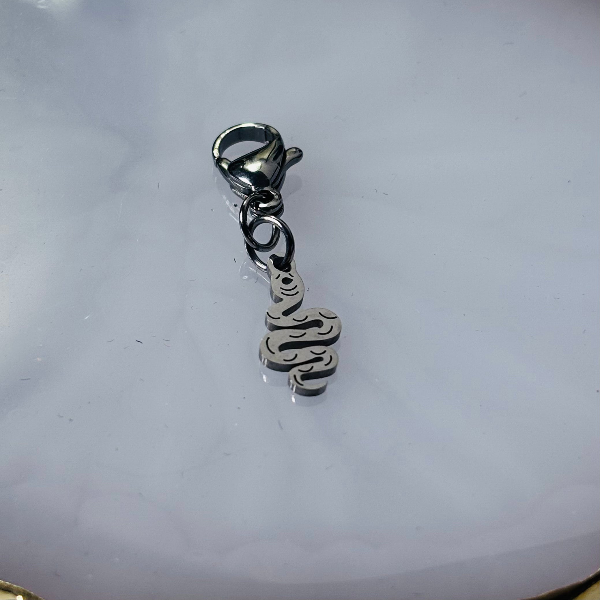 Charm "Le serpent"