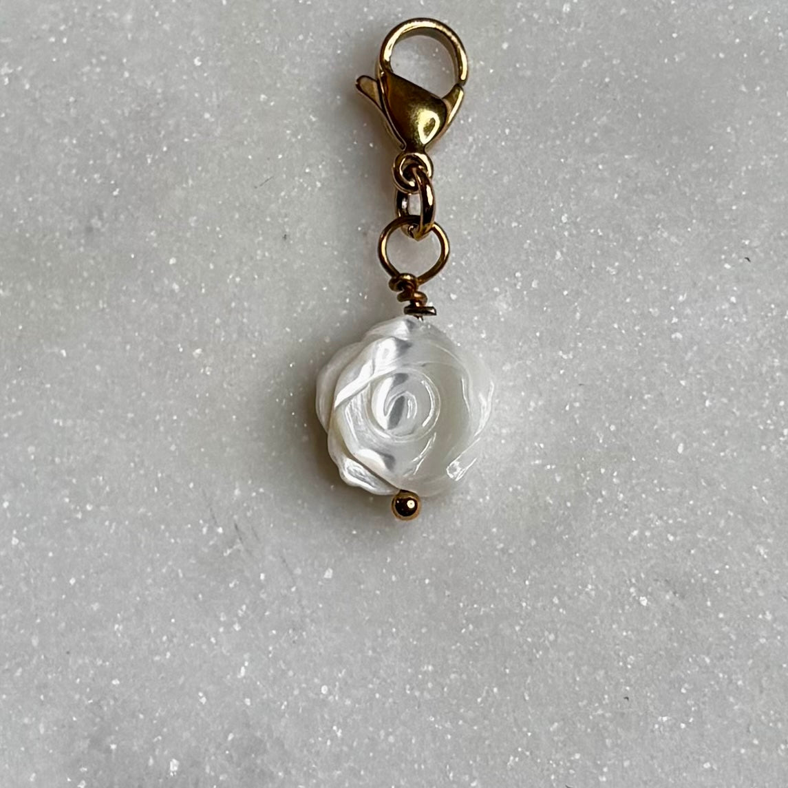 Charm "La rose nacrée"