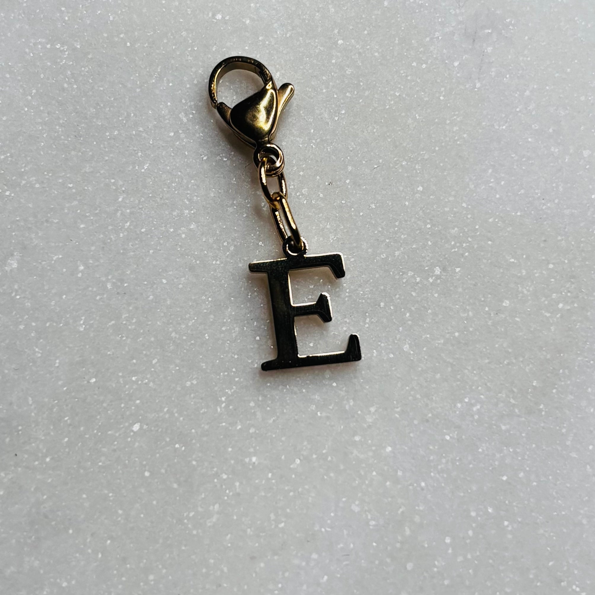 Charm "La lettre E"
