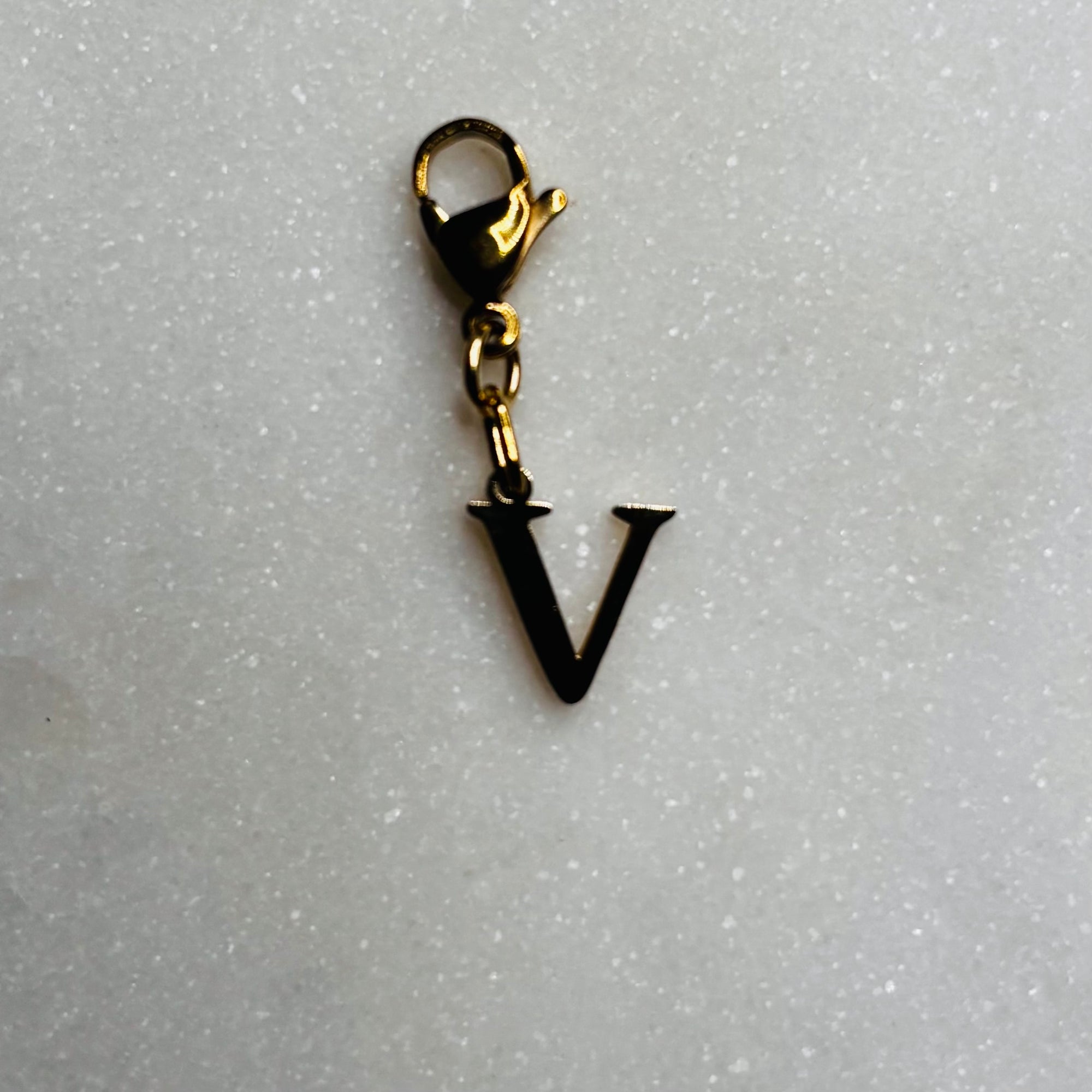 Charm "La lettre V"