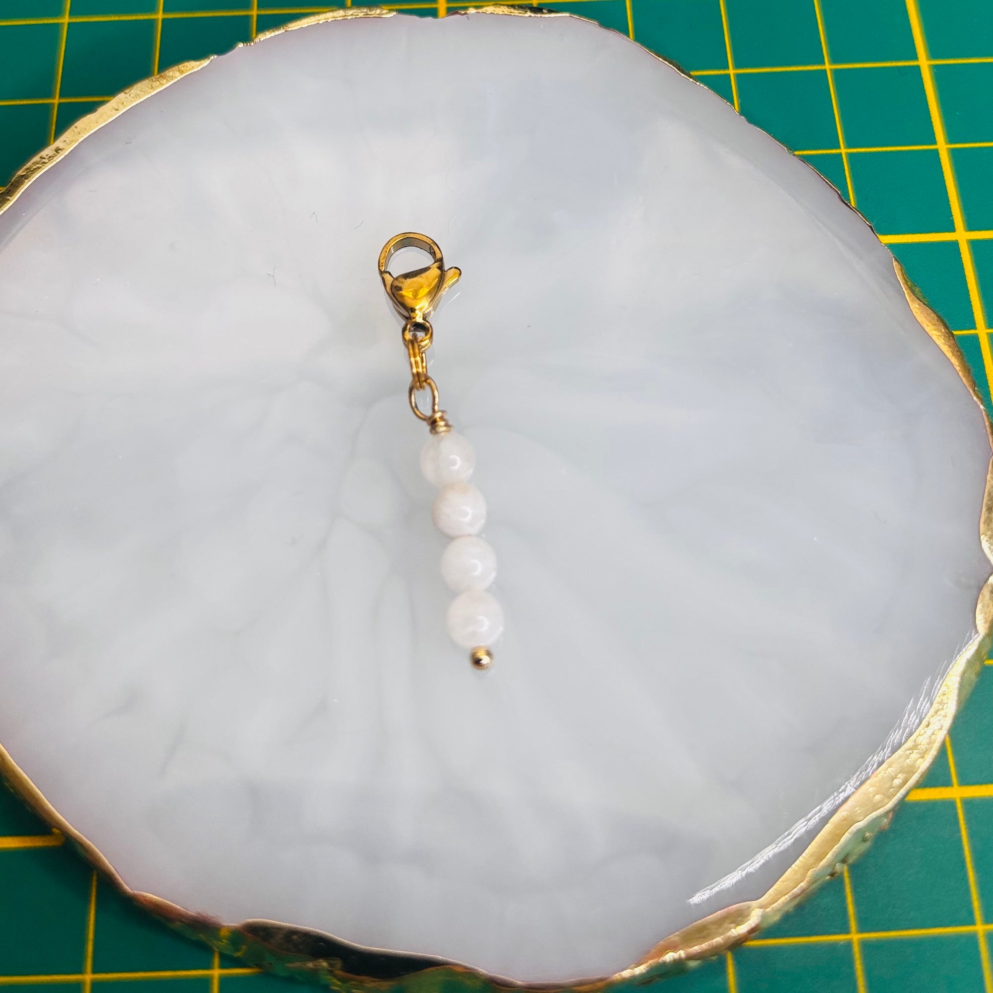 Charm "La pierre astro Capricorne-Pierre de Lune"