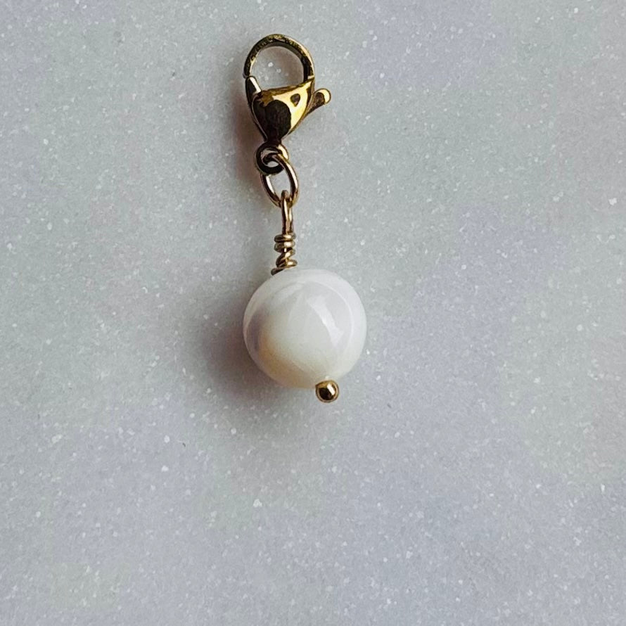 Charm "La pierre de naissance Juin-Nacre"
