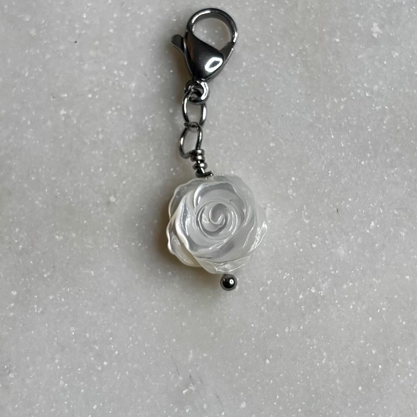 Charm "La rose nacrée"