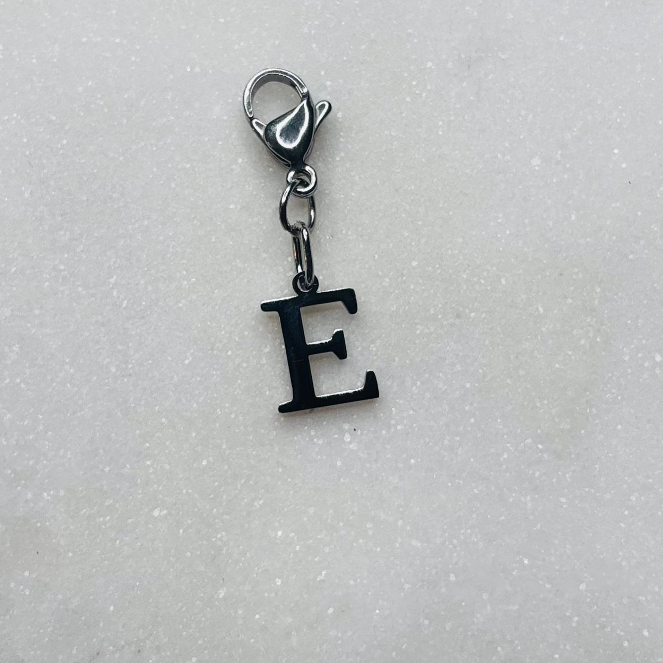 Charm "La lettre E"