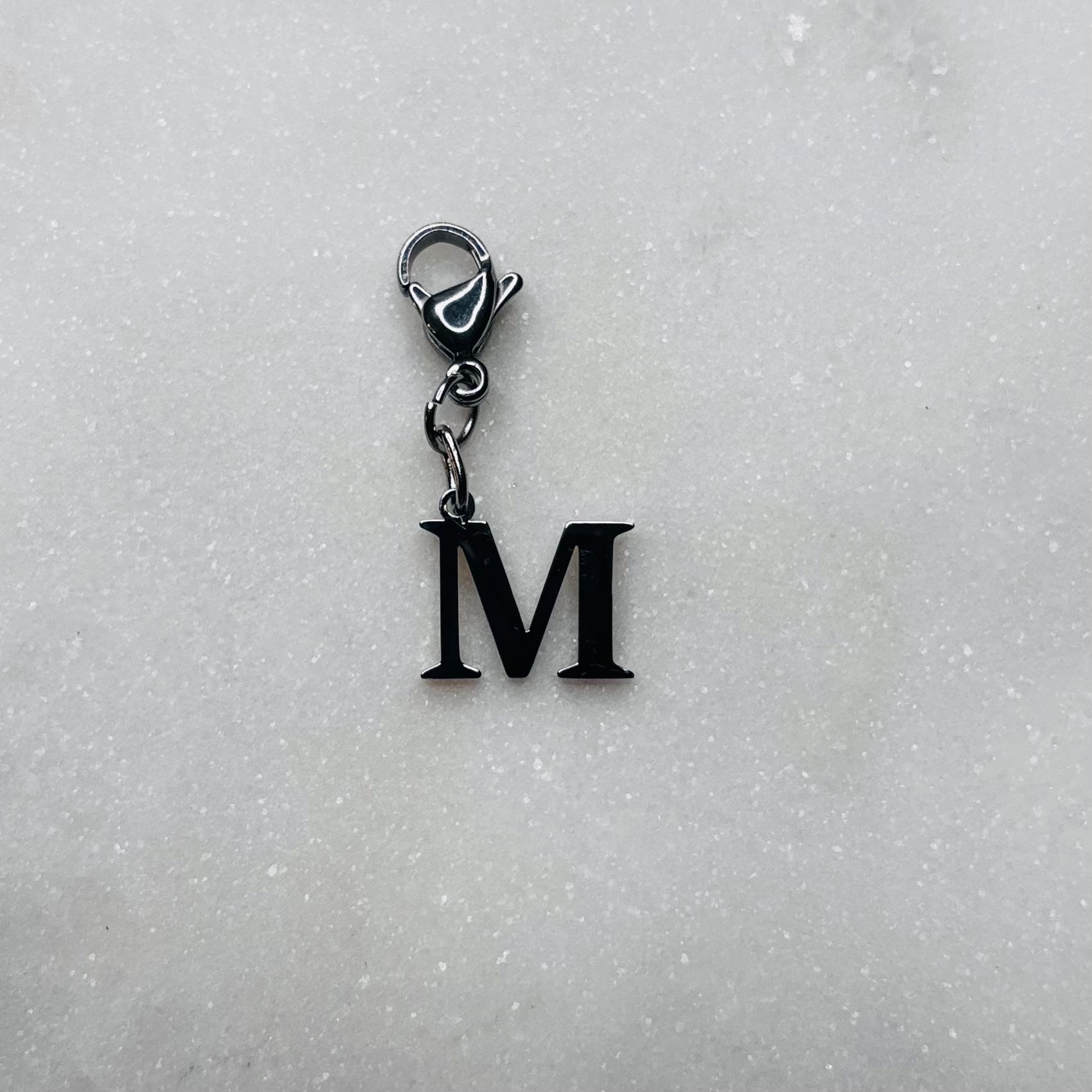 Charm "La lettre M"