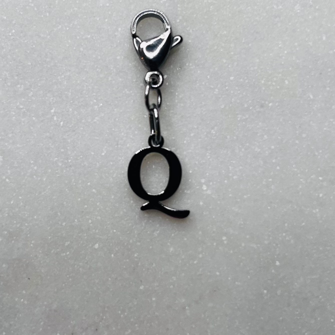 Charm "La lettre Q"