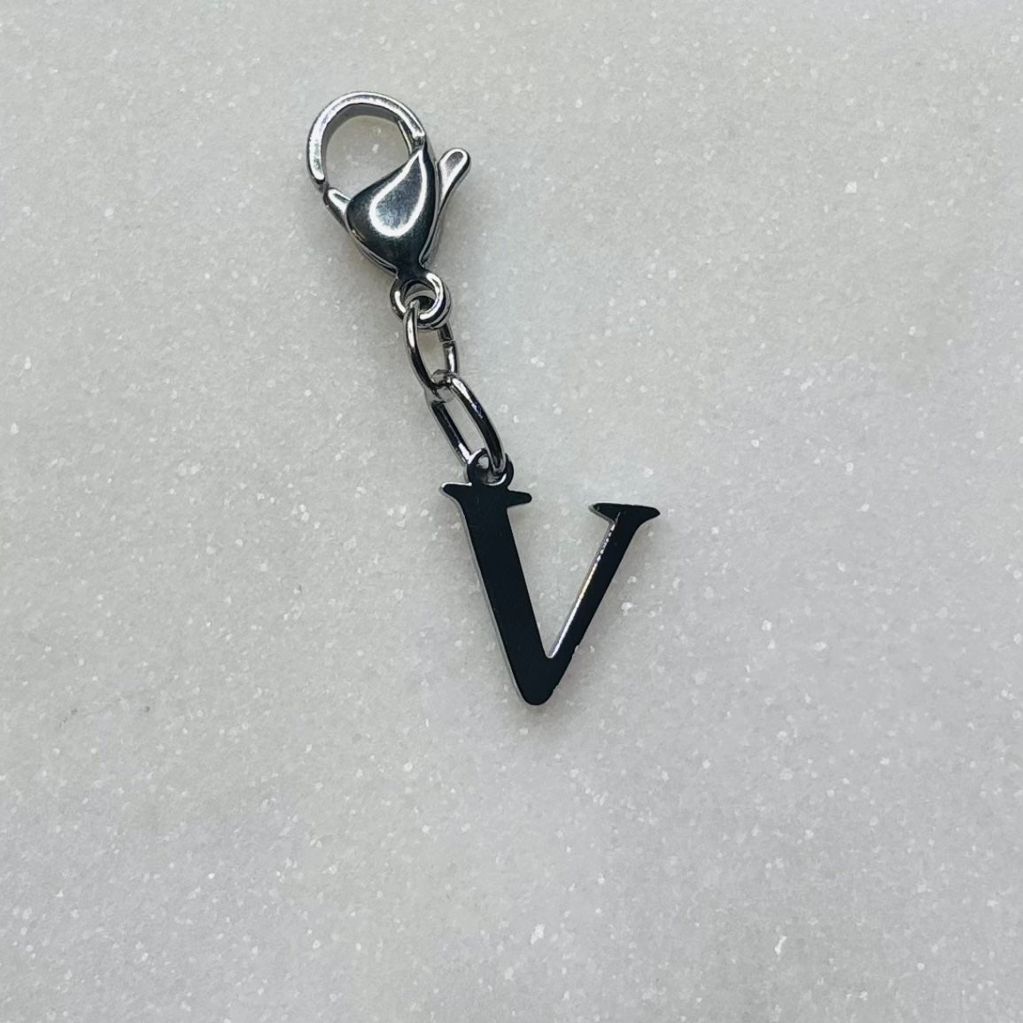 Charm "La lettre V"