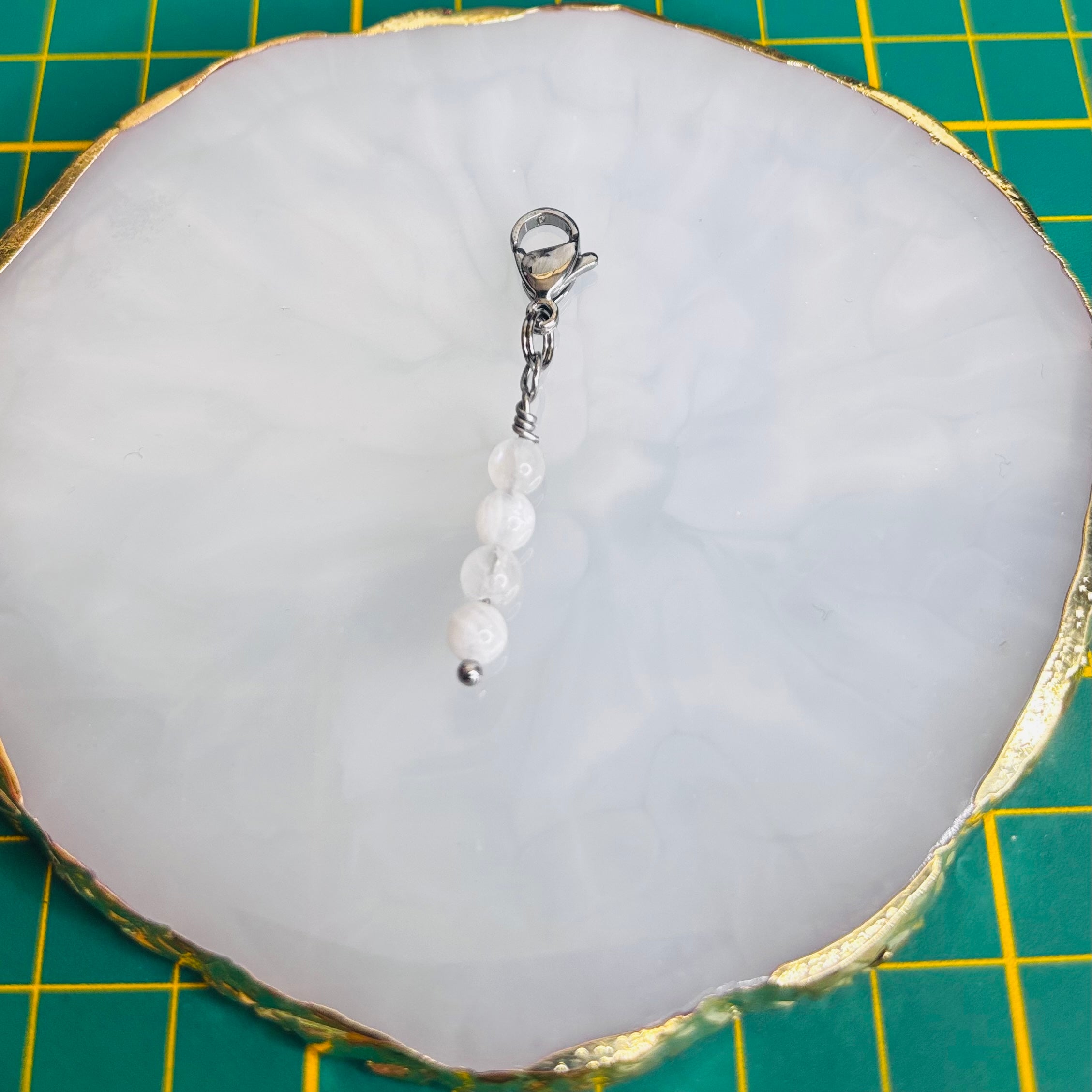 Charm "La pierre astro Capricorne-Pierre de Lune"