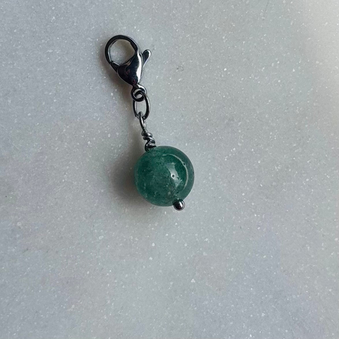 Charm "La pierre de naissance Août-Quartz lepidocrosite"