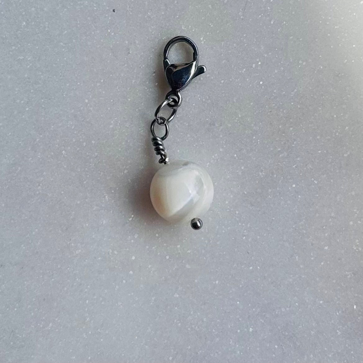 Charm "La pierre de naissance Juin-Nacre"