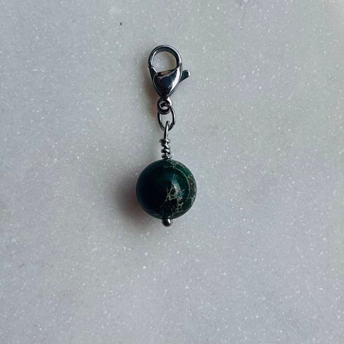 Charm "La pierre de naissance Mai-Jaspe impérial"