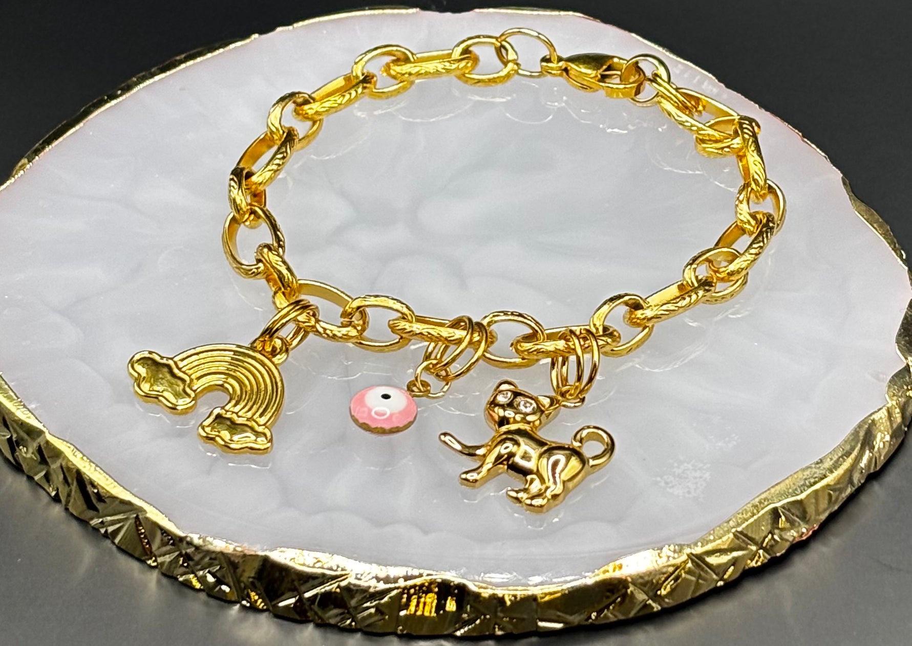 alt="Talisman personnalisé femme – Compose ton bijou avec 3 charms"

alt="Bijou symbolique fait main – Crée ton propre talisman"

alt="Collier à composer – Chaîne et charms porteurs de sens"