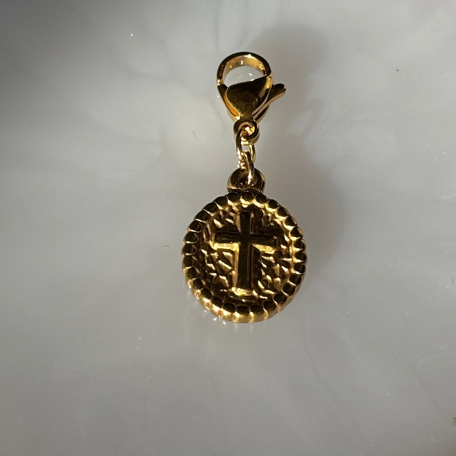 Charm "Le médaillon de croix"