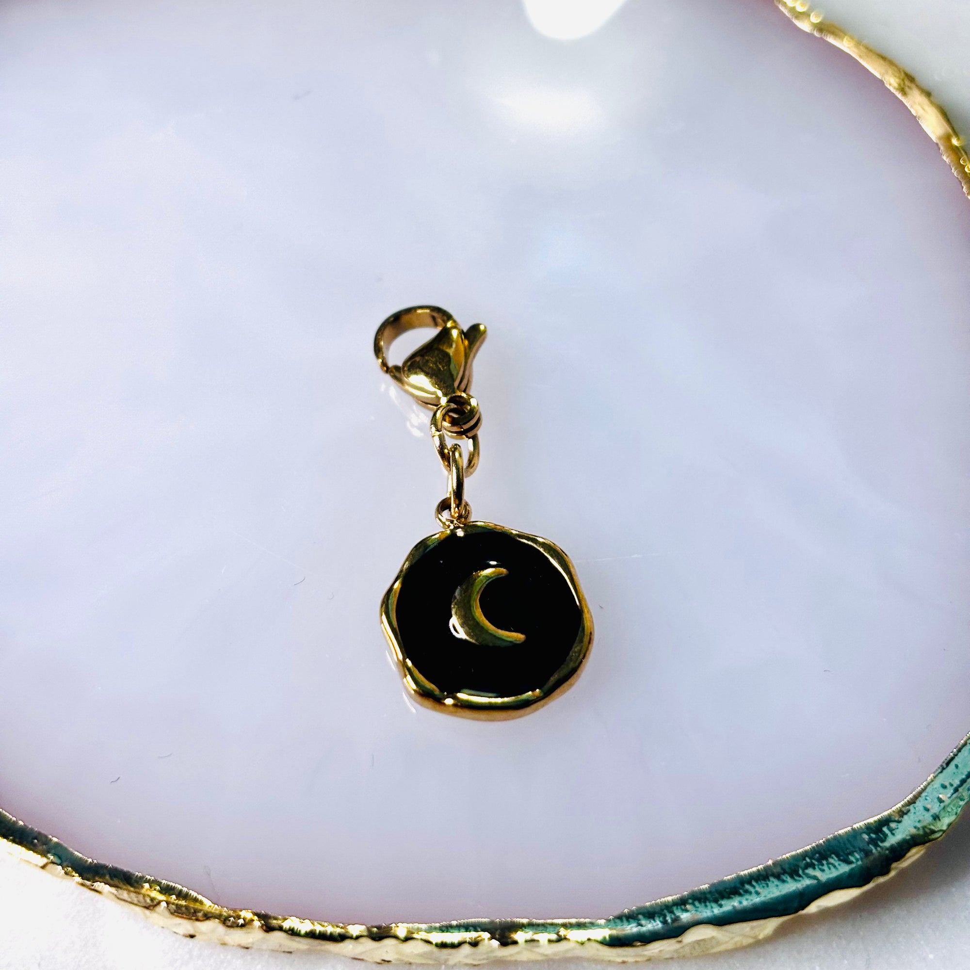 Charm "Le Médaillon de Lune noir"