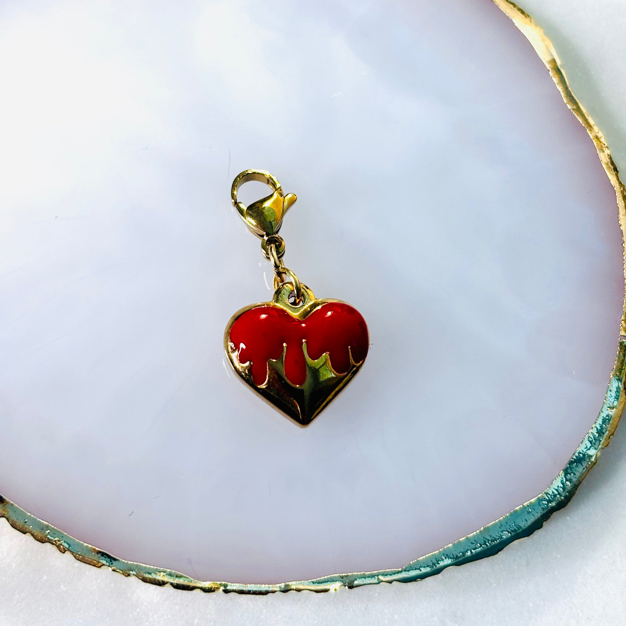 Charm "Le coeur enflammé rouge"