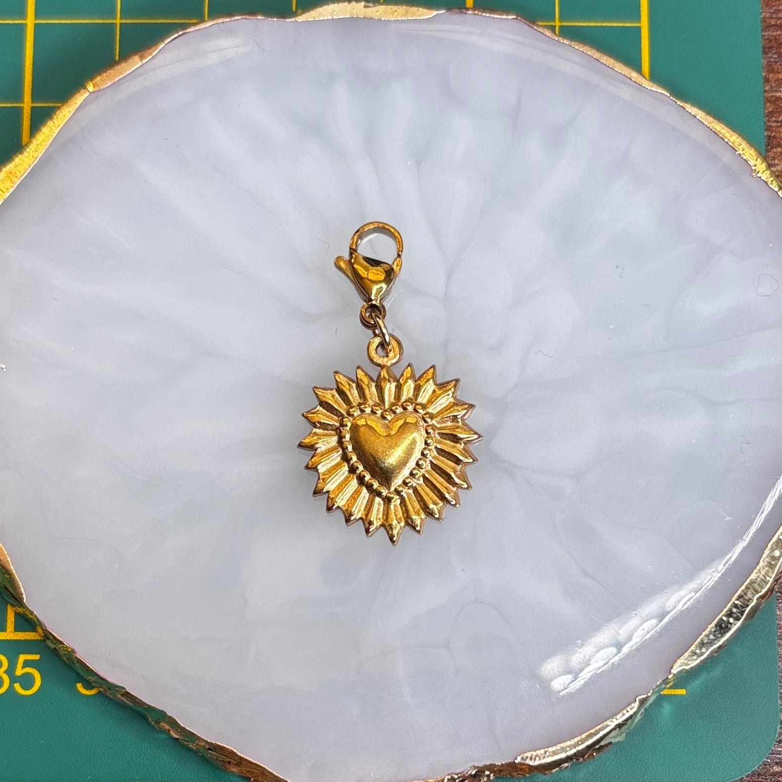 Charm "Le coeur sacré"