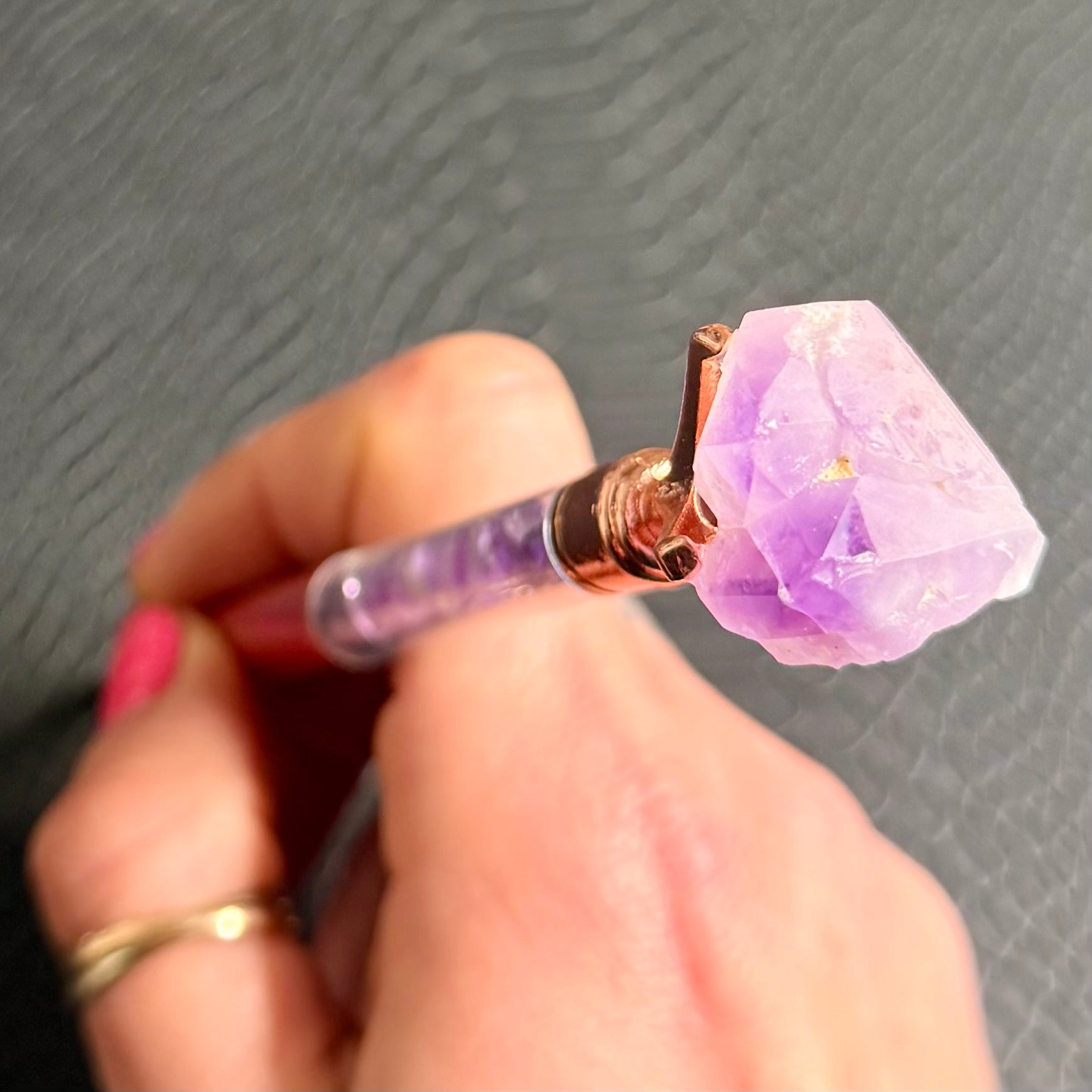 💜 Stylo d’intention en Améthyste – Écriture intuitive & clarté d’esprit