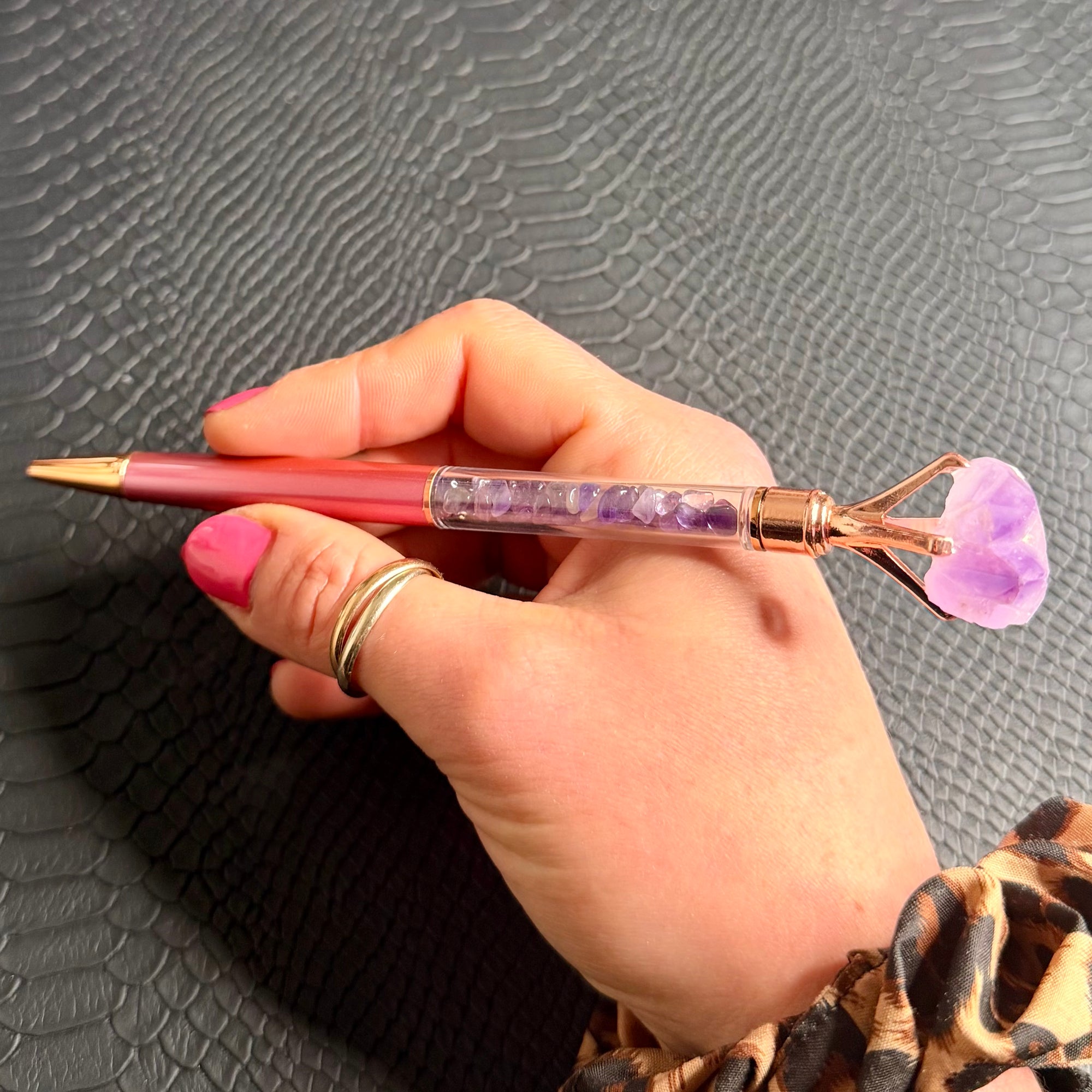 💜 Stylo d’intention en Améthyste – Écriture intuitive & clarté d’esprit