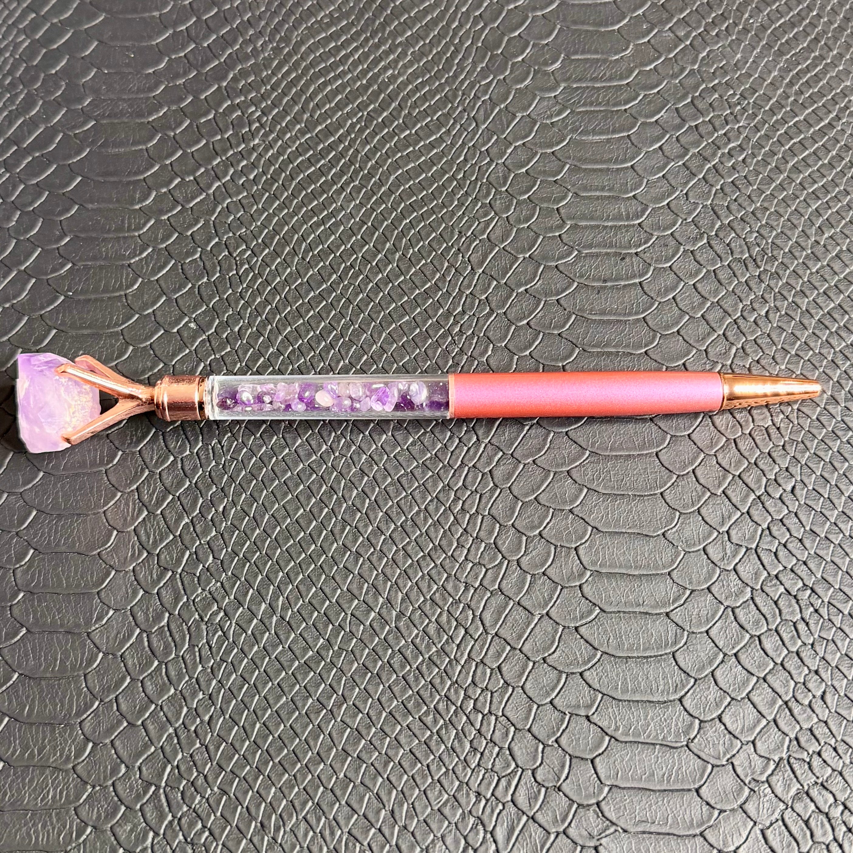 💜 Stylo d’intention en Améthyste – Écriture intuitive & clarté d’esprit